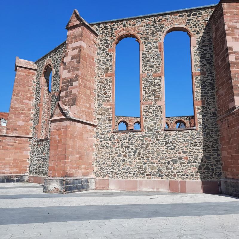 Blick durch zwei Fenster der Wallonisch-Niederländischen Kirche.