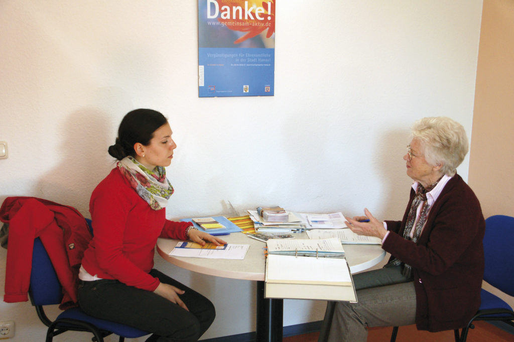 Das Bild zeigt zwei Damen in einer Beratung bei der Freiwilligenagentur Hanau.