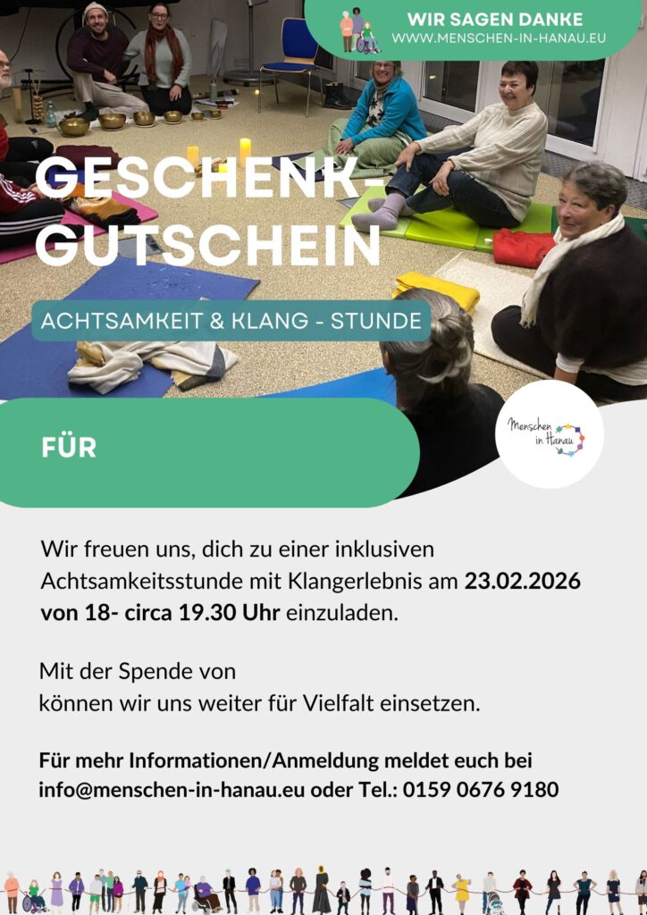 Viele Menschen sitzen im Kreis gemütlich auf Matten