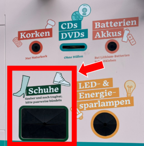 Kleidercontainer mit verschiedenen EInwurflöchern