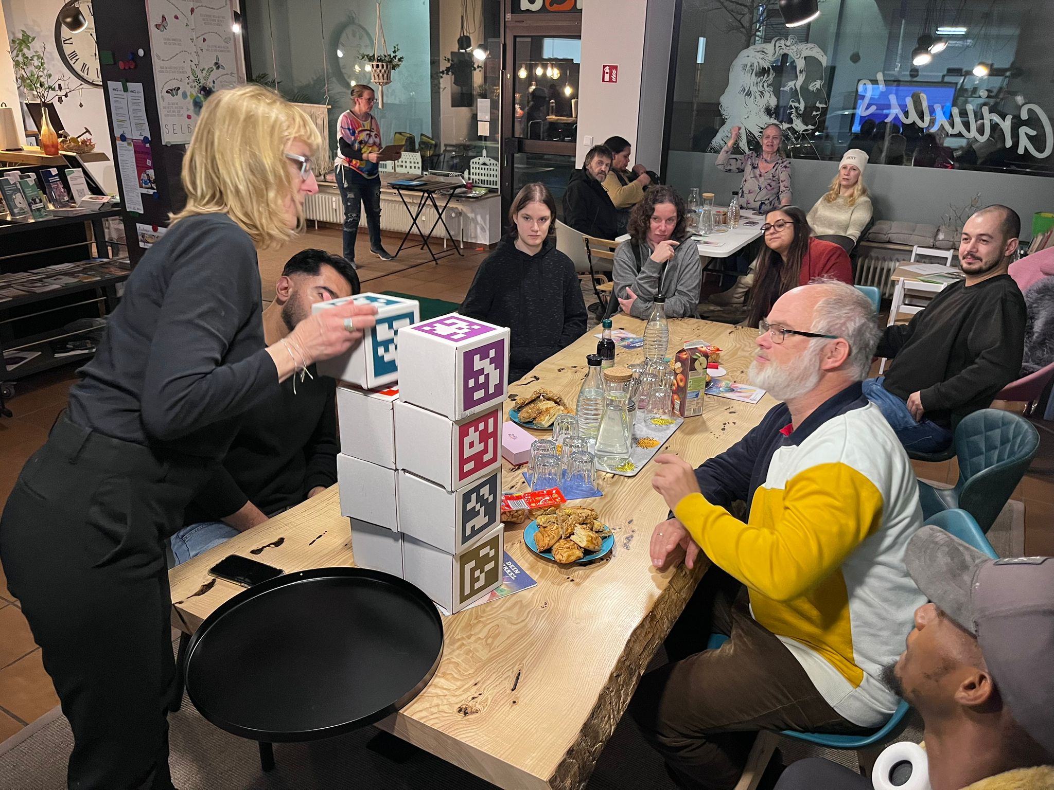 Sylvie stapel die Quizwürfel hoch