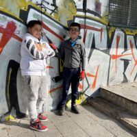 Fotoshooting der Reporter im Lindenaupark vor einer besprayten Mauer