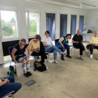 Menschen in Hanau Mitglieder sitzen im Stuhlkreis