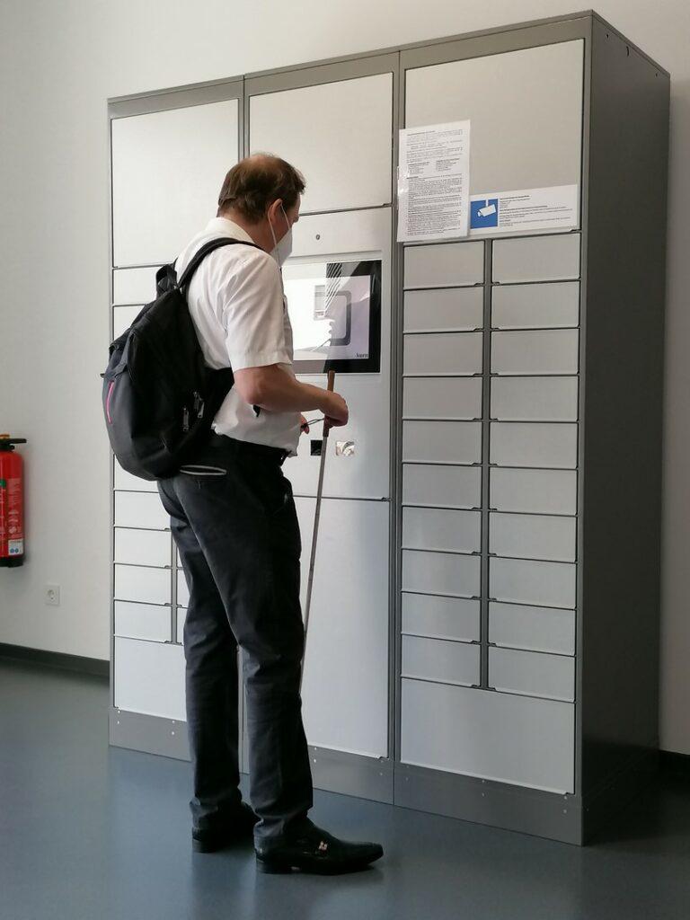 Boris am Abholterminal: Boris steht vor dem Terminal, bei dem man Ausweisdokumente auch außerhalb der Öffnungszeiten abholen kann.