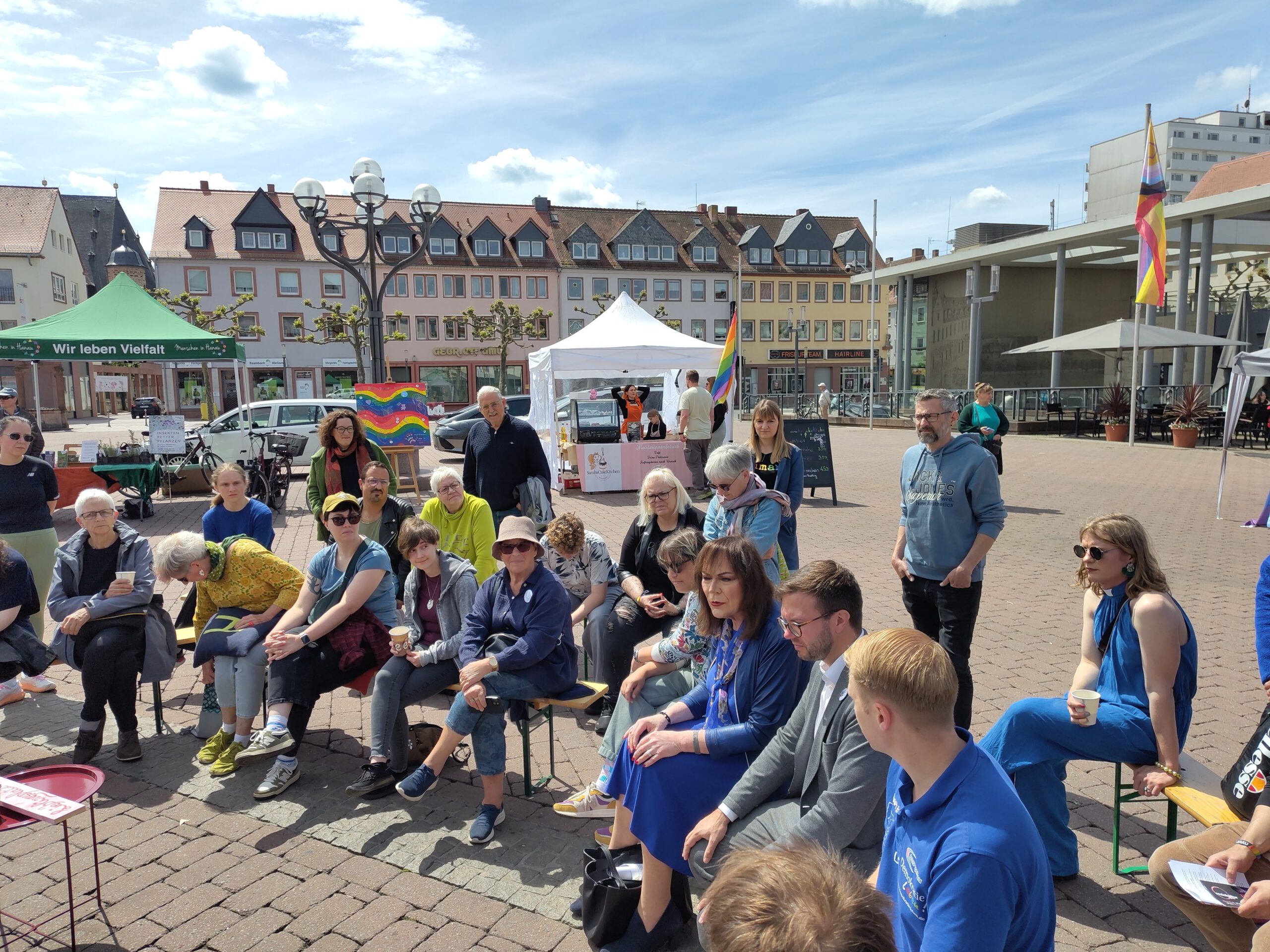 Mehrer Menschen sitzen zusammen