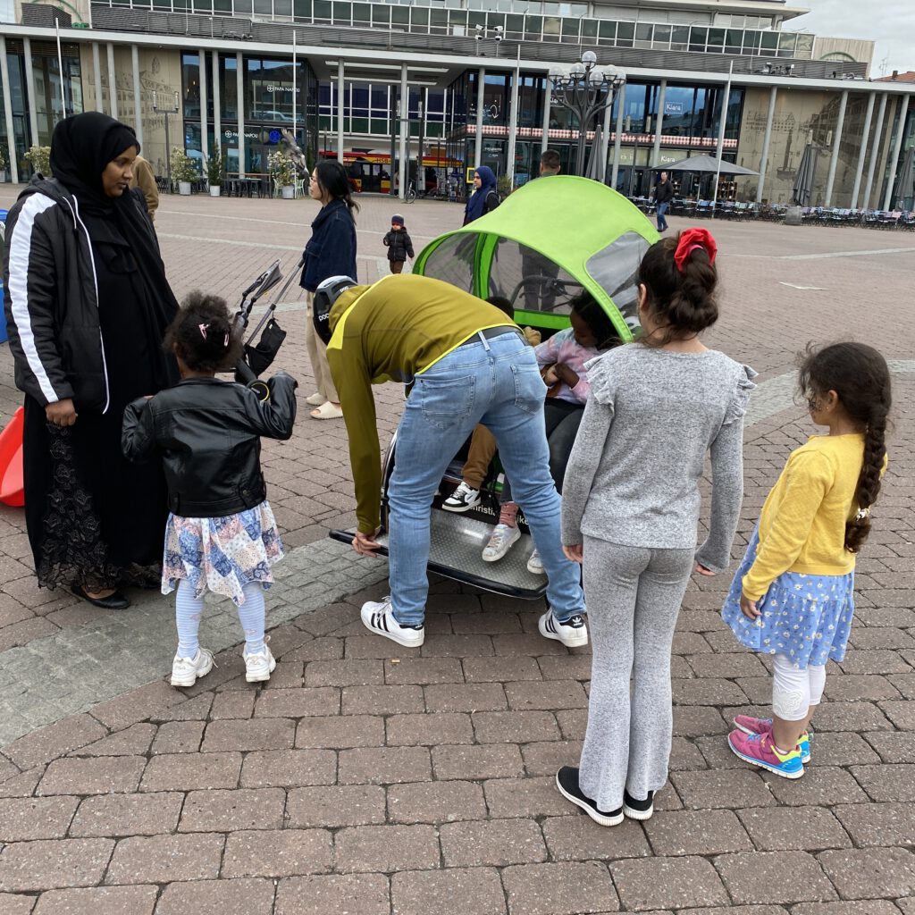 Rikscha-Fahrt mit Kindern, am Marktplatz.