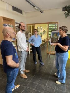 Marion, Paulo, Julian Mara stehen auf einem Foto zusammen.