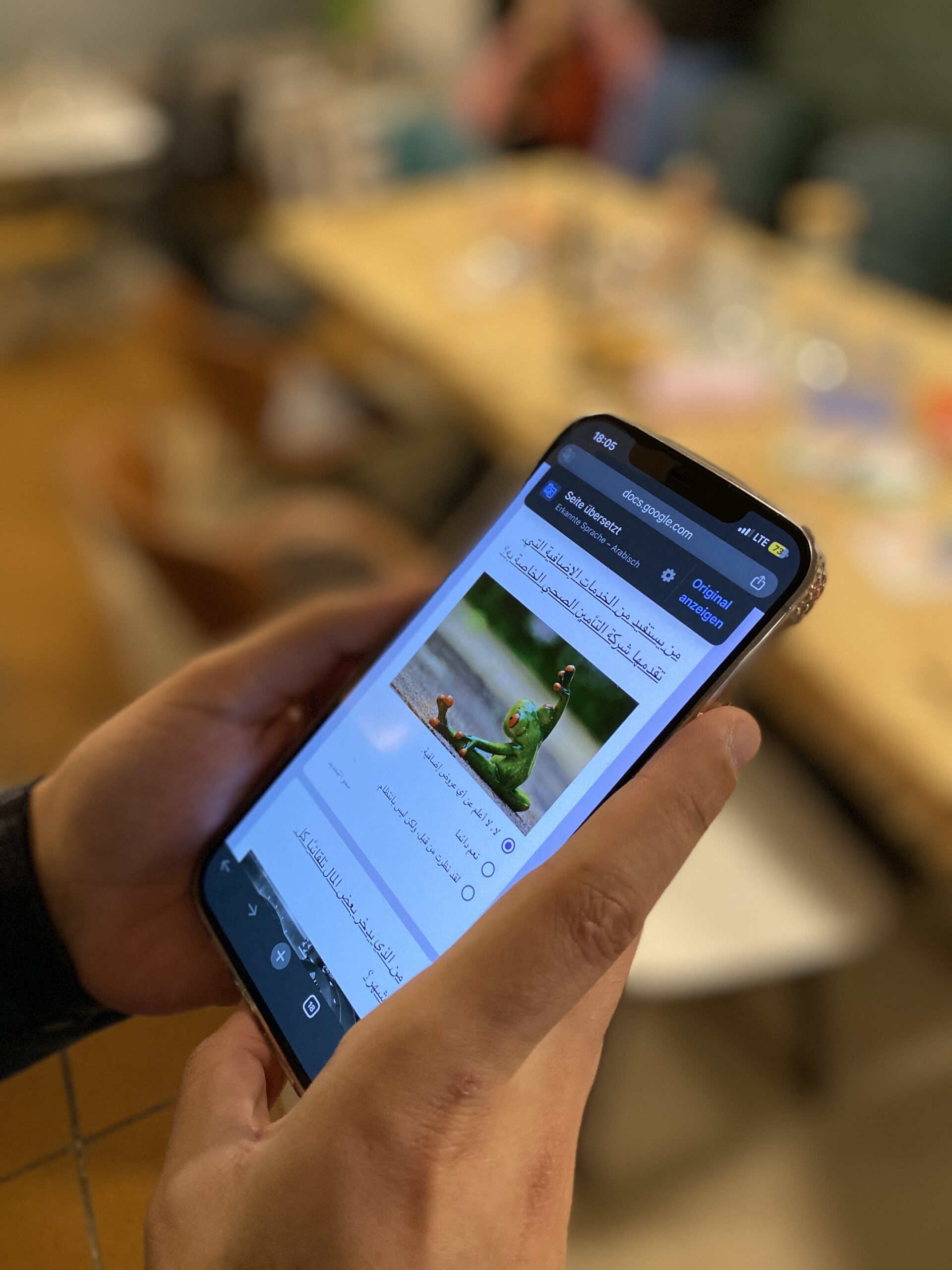 Ein Handy ist zusehen und die Frage wurde mit dem Google-Übersetzer automatisch übersetzt.