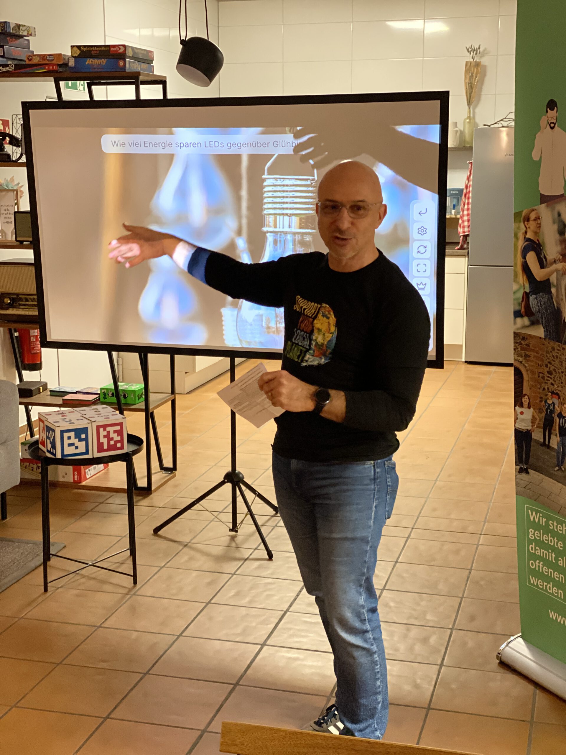 Paulo zeigt auf die Leinwand