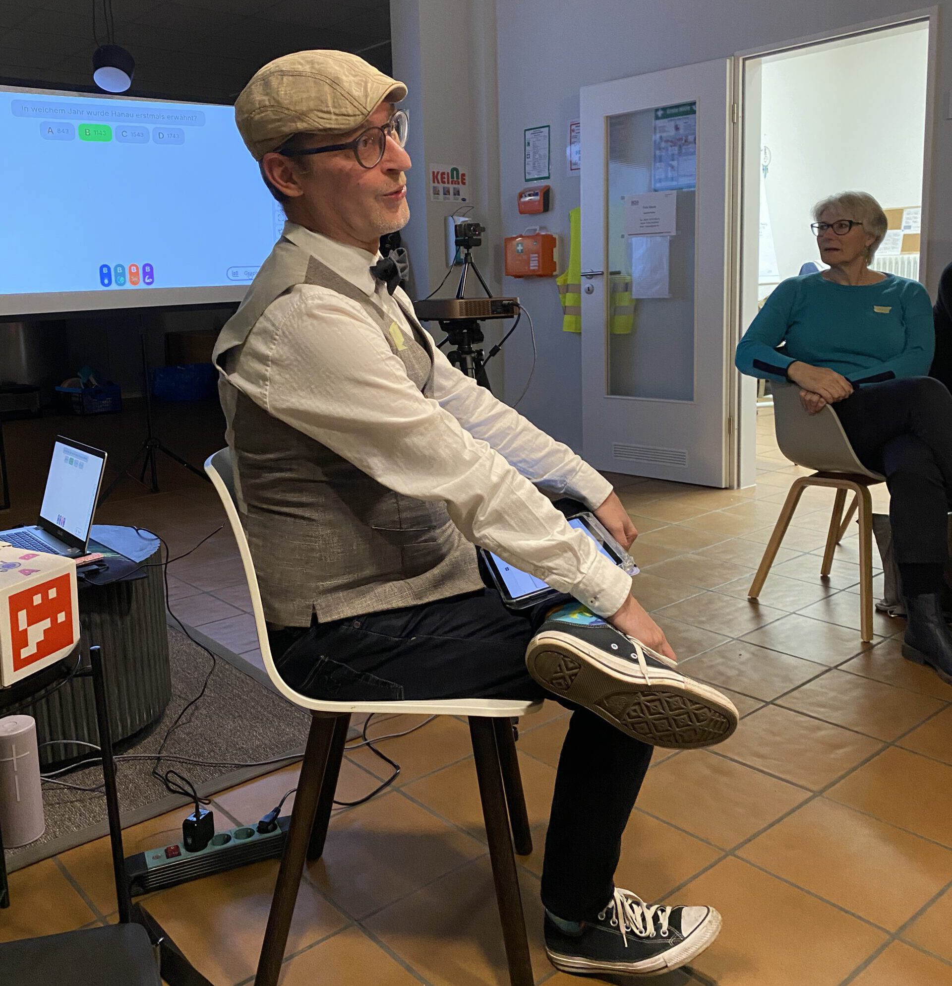 Thorsten als Moderator vor der Leinwand