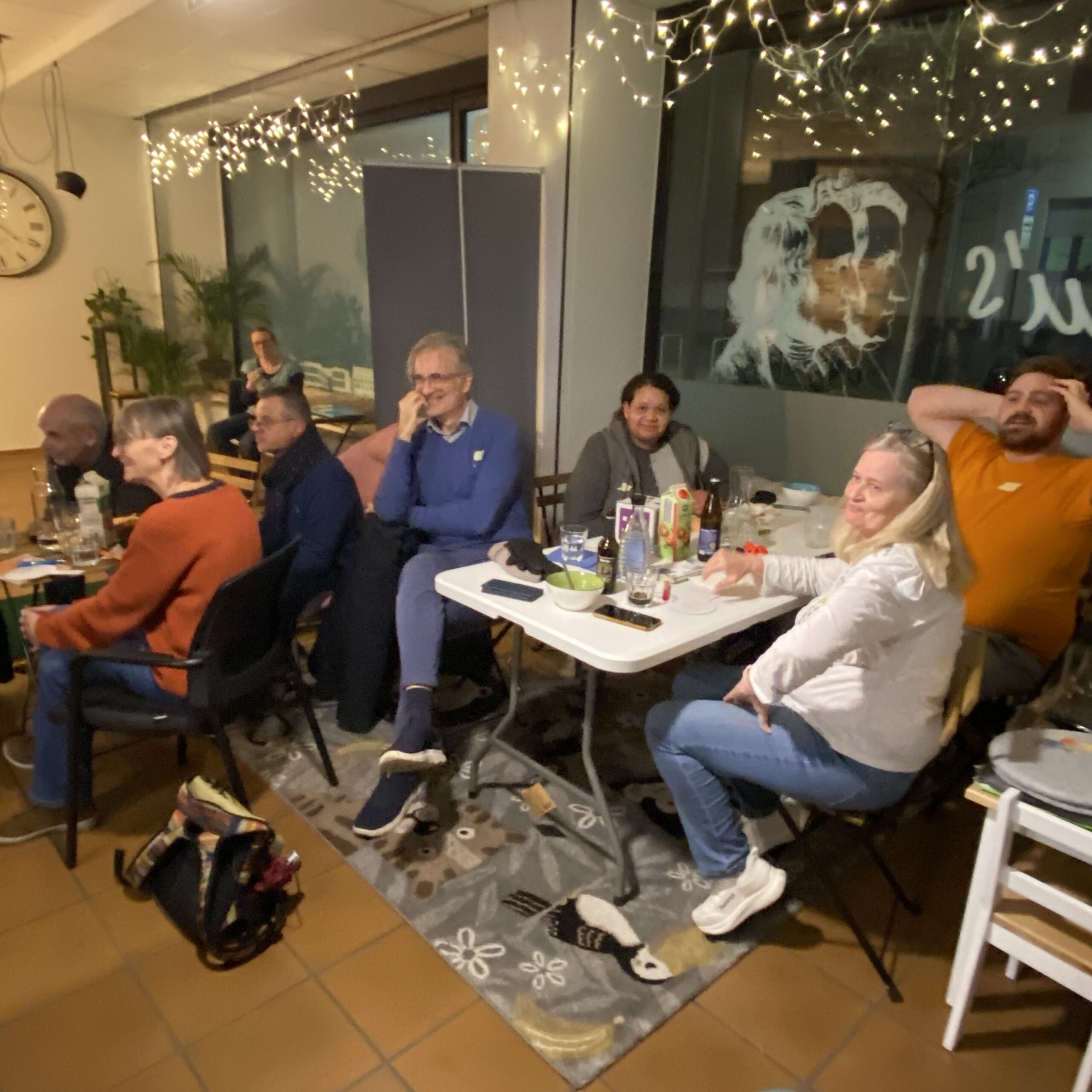 Teilnehmer*innen lachen.