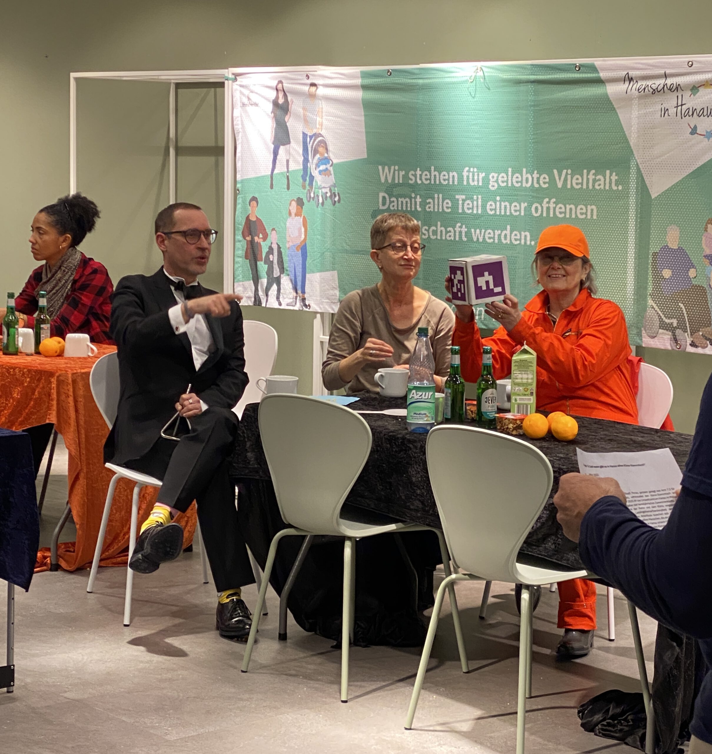 Ein Würfel wird hochgehalten.