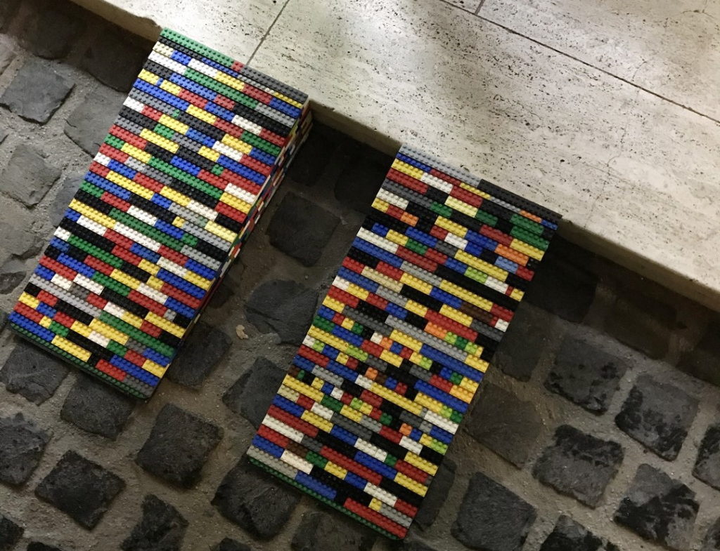 Mobile LEGO-Rampe Nummer 10: hier liegt sie vor der Stufe zum Geschäft Euro Textil & Stoffe