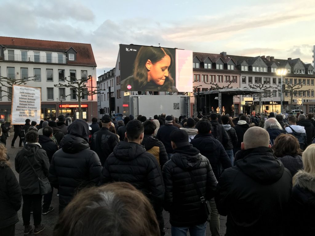 Auf einer Leinwand auf dem Marktplatz sieht man Sängerin Cassandra Steen. Davor sind hunderte von Menschen versammelt.