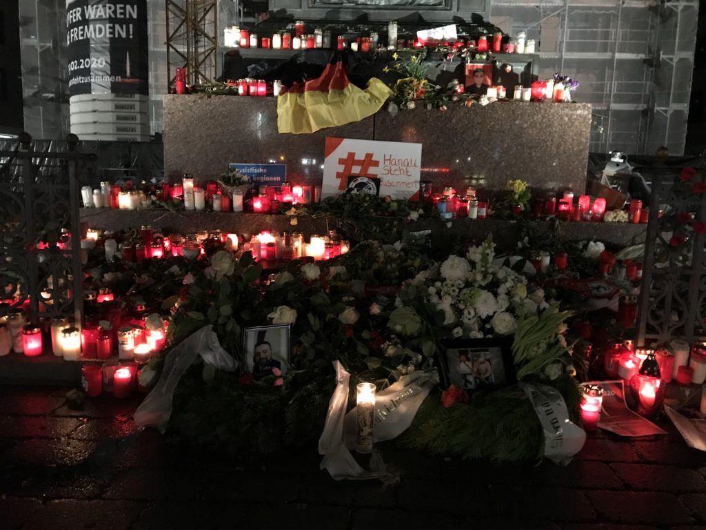 Gedenken an die Toten am Brüder-Grimm Denkmal. Hunderte von Kerzen und Blumen sind am Denkmal niedergelegt und brennen.