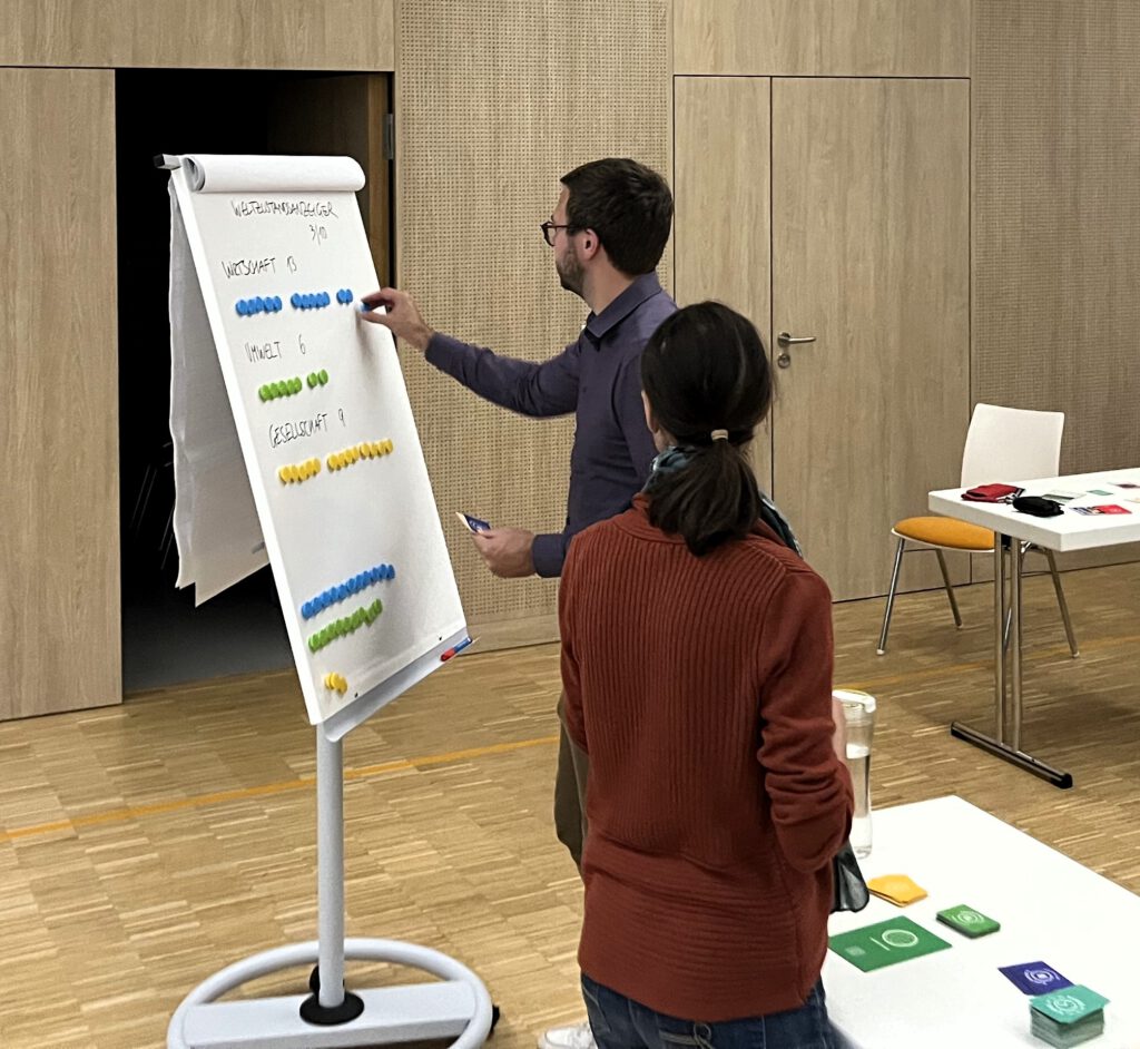 Ein Mann schreibt etwas auf ein Board