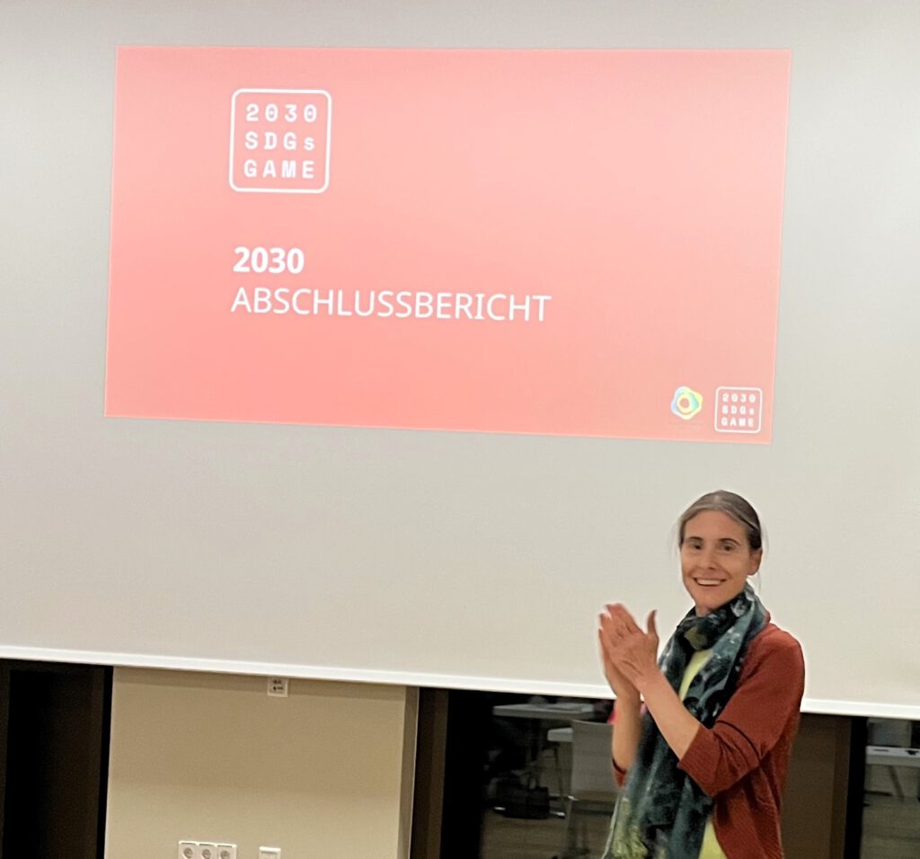 Eine Frau klatsch vor einer Präsentationswand