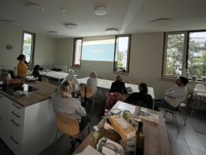 Mehrere Leute sitzen um einen Tisch