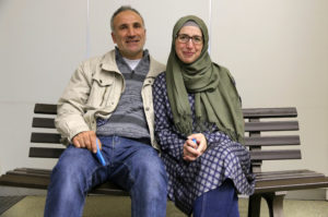Yakup Özbölük und Meryem Tasan-Özbölük auf einer Bank sitzend