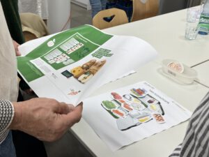 Ein Blatt Papier das hochgehalten wird