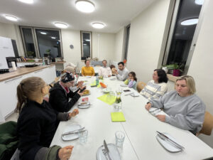 Mehrere Leute sitzen um einen Tisch