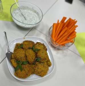 Fertige Bratlinge mit Karotten und Quark