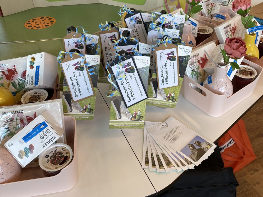 Es sind die Priese des Abends zu sehen: Trinkflaschen mit einem Rikscha-Gutschein