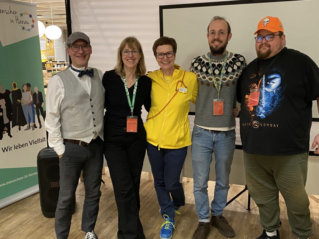 Alles Teammitglieder stehen zu einem Gruppenbild