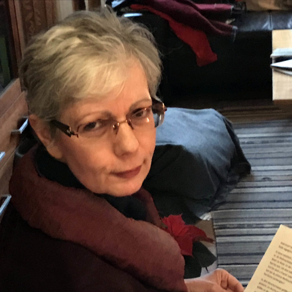 Auf dem Bild ist Patricia in Nahaufnahme zu sehen. Sie liest die hessische Weihnachtsgeschichte vor.