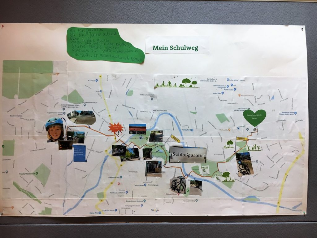 Kreativpreis: "Mein Schulweg" von Quentin. Er hat seinen Schulweg auf einer ausgedruckten Google Maps Karte eingezeichnet. Er fährt von Rosenau über den Schlossgarten zur Sophie-Scholl-Schule.