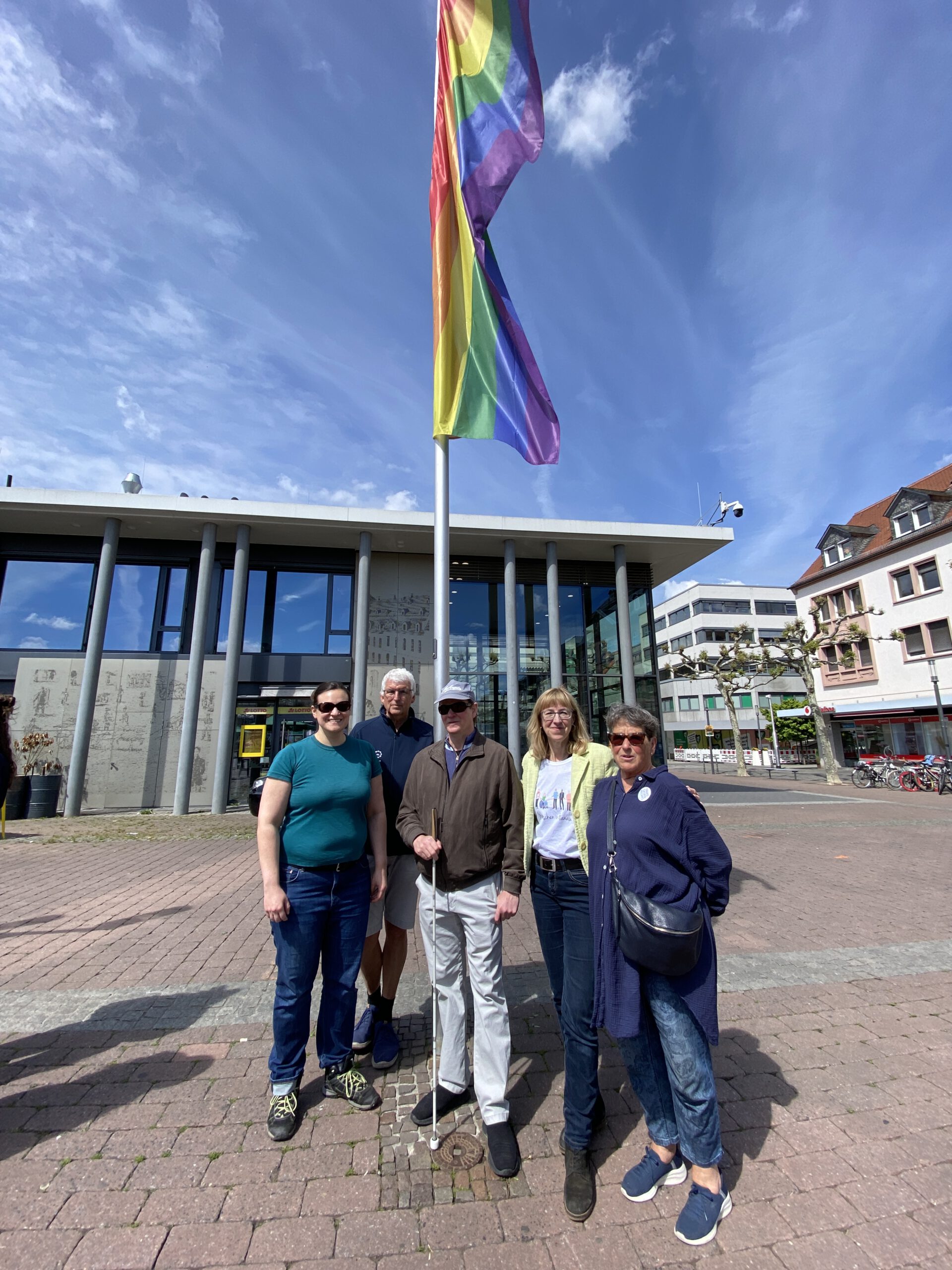 Das Team von MiH steht unter der Regenbogenflagge