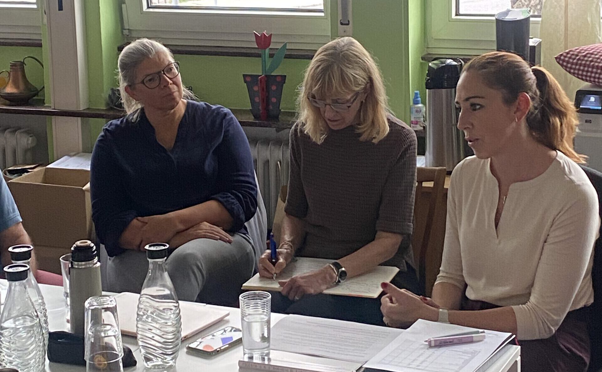 Stadträtin Hemsley erzählt uns sitzt neben Sylvie Janka und Marion Möller