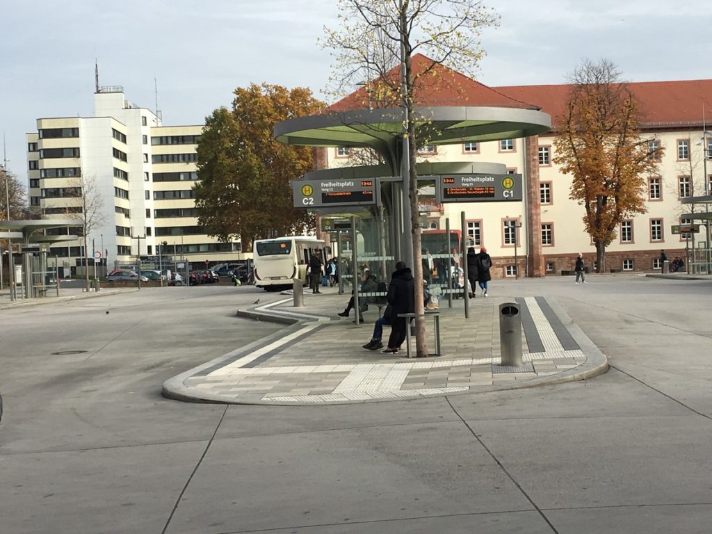 Bushaltestellen Freiheitsplatz mit entsprechenden Leitsteinen. Das Bild zeigt eine der neu gebauten Halteinseln für die Busse.