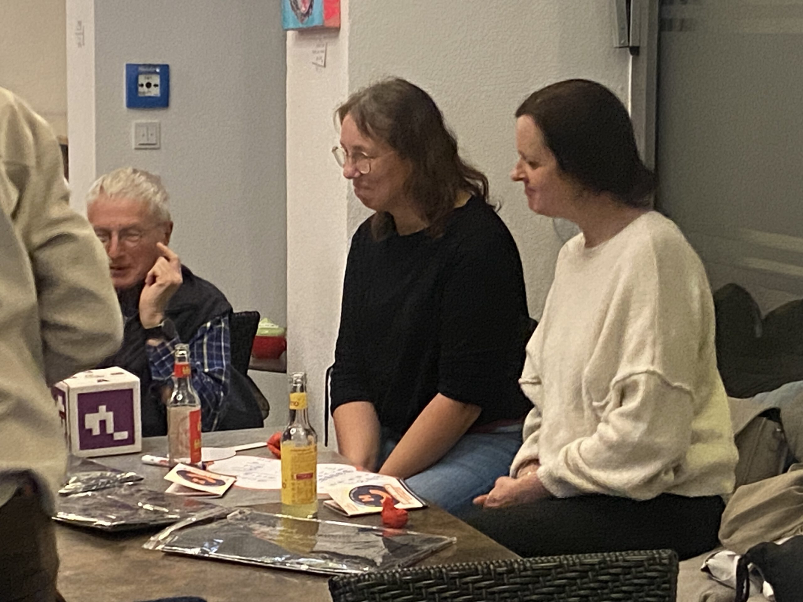 2 Damen überlegen über eine Frage