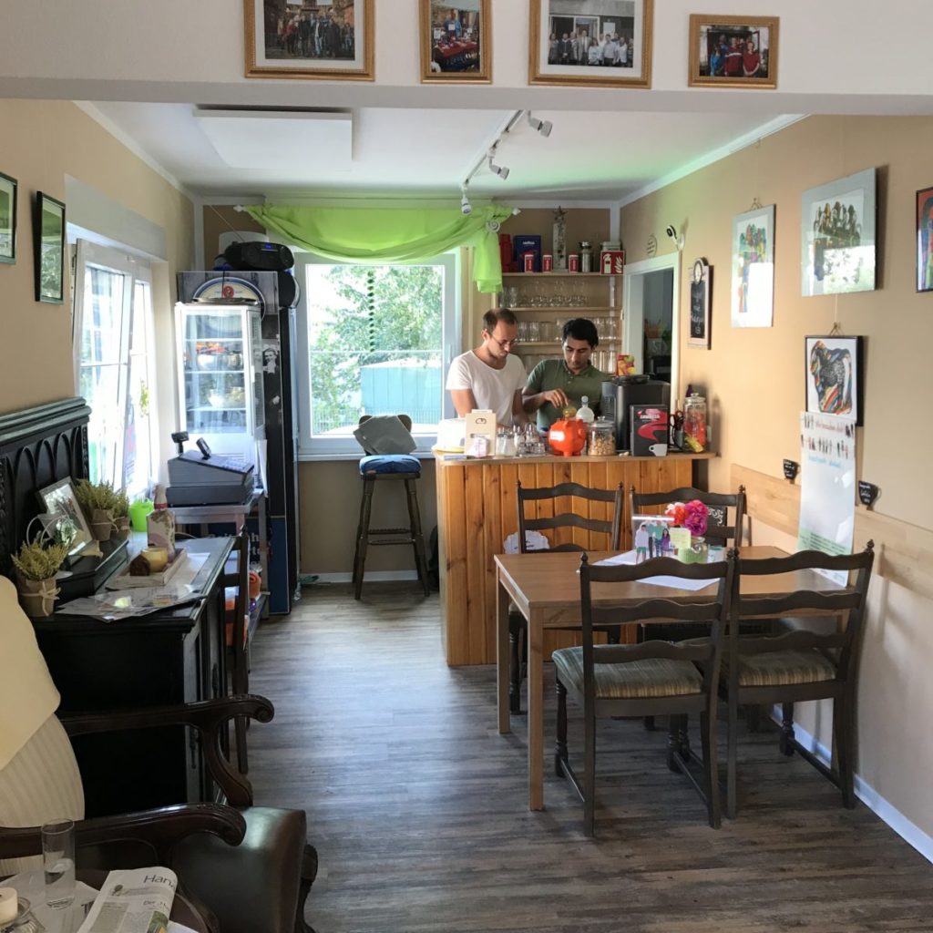 "Menschen in Hanau - hautnah" im Café der Südlichter. Hier sind Julian und Omid hinter dem Tresen im Café bei der Arbeit zu sehen.