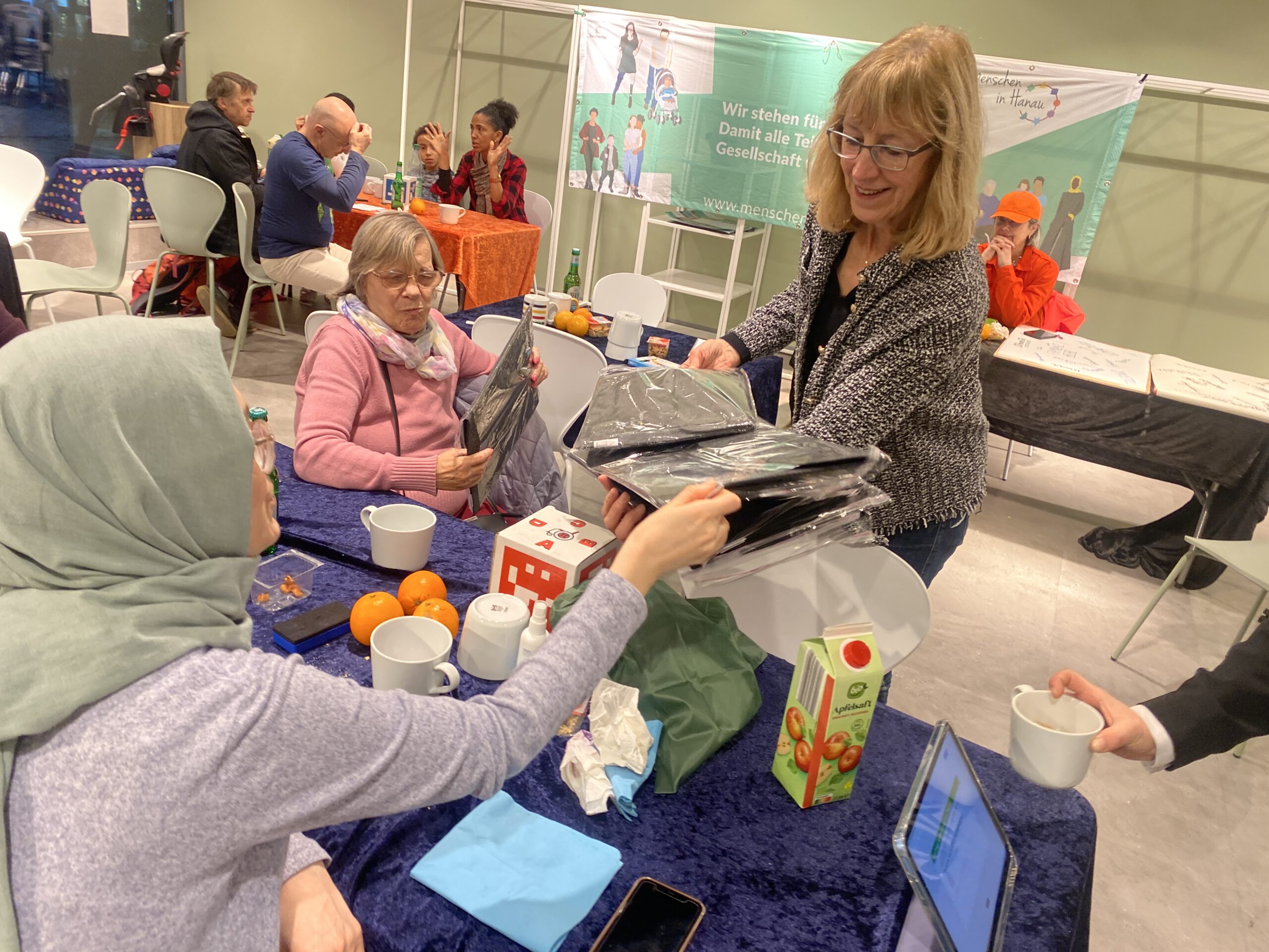 Sylvie verteil Dokumentenmappen als Preise