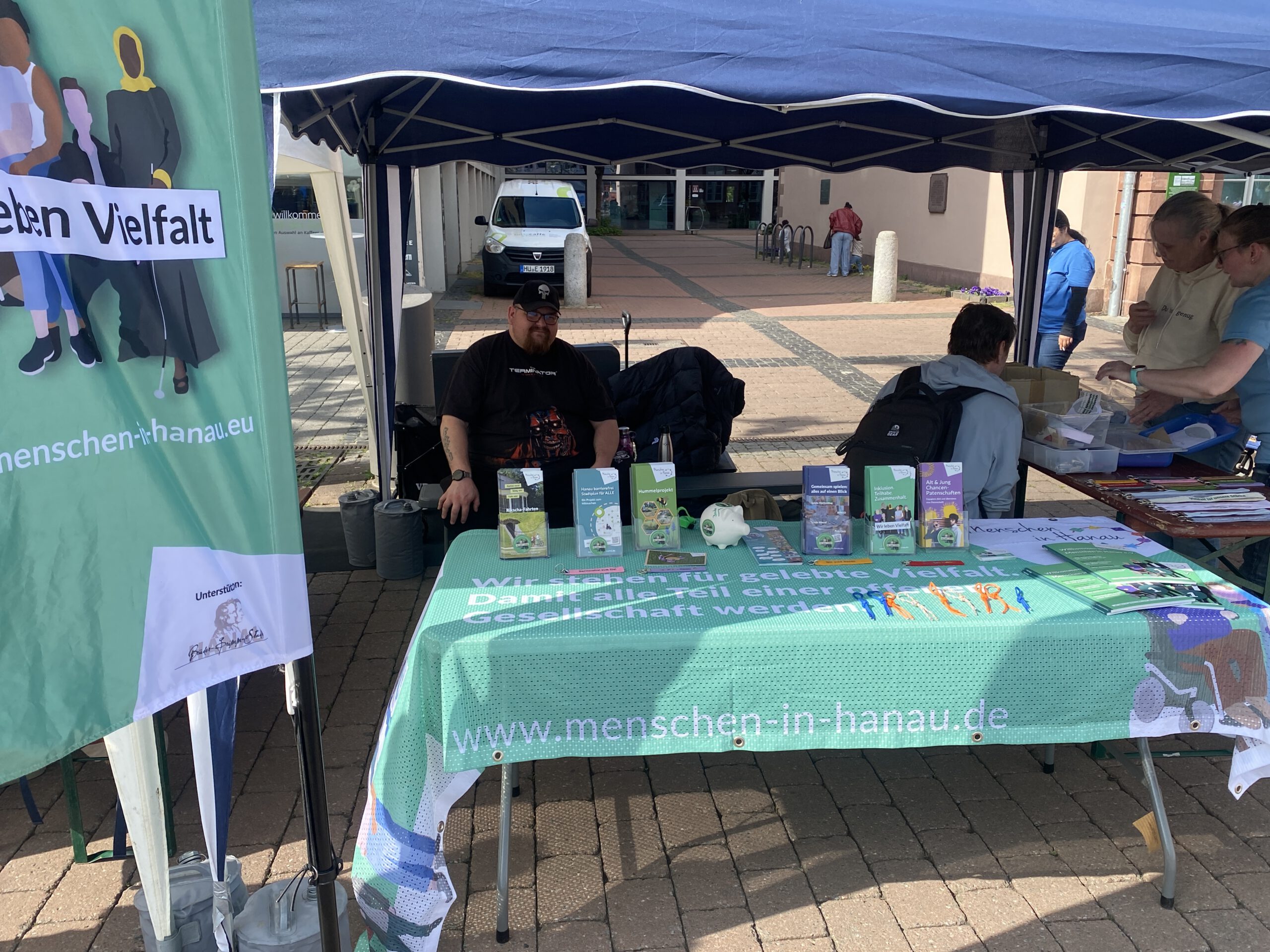 MIH Stand mit allen die darum herum sitzen.