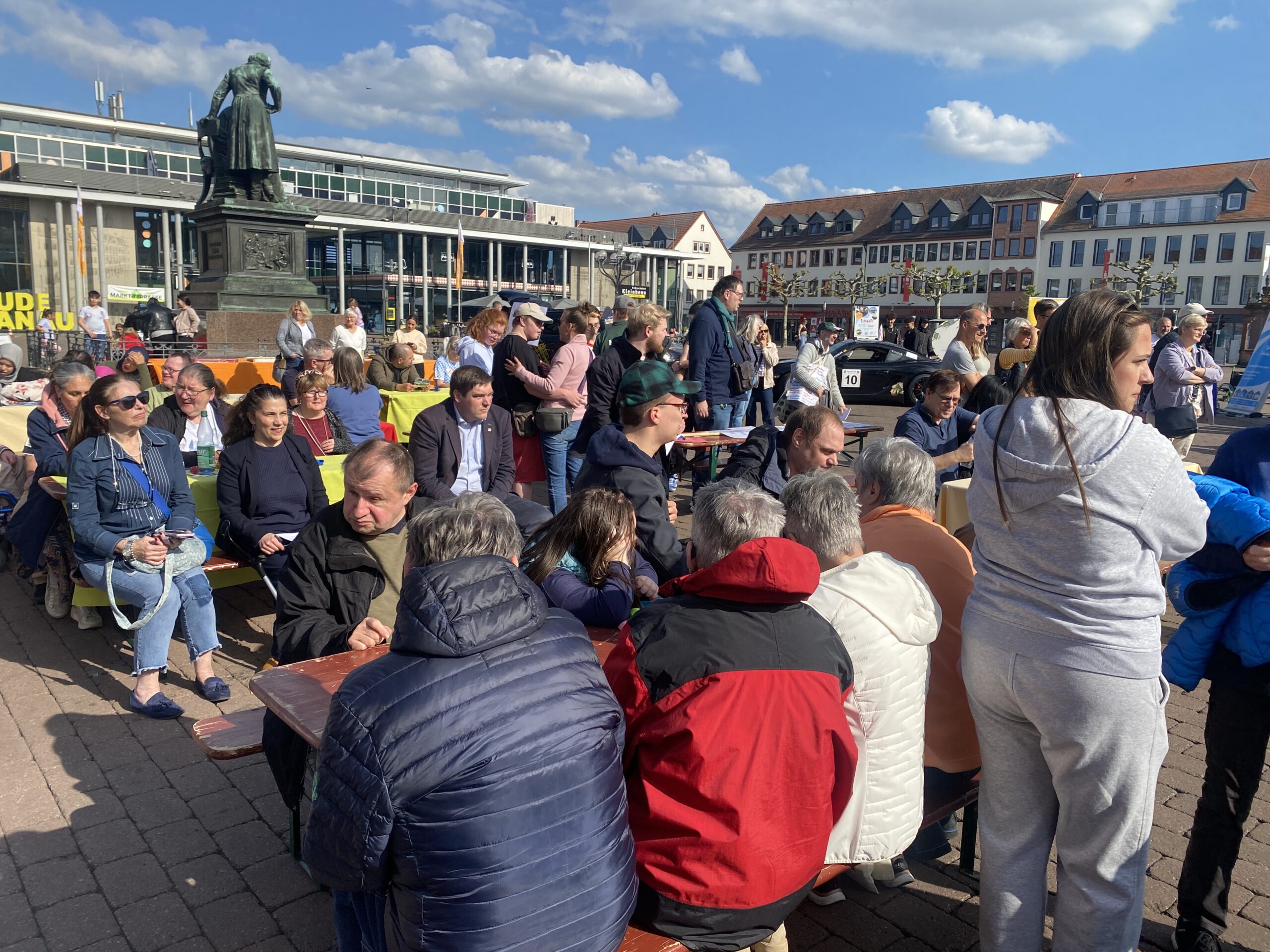 Eine große Masse Menschen auf dem Hanauer Marktplatz
