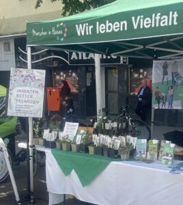 Ein Stand mit vielen Blumen