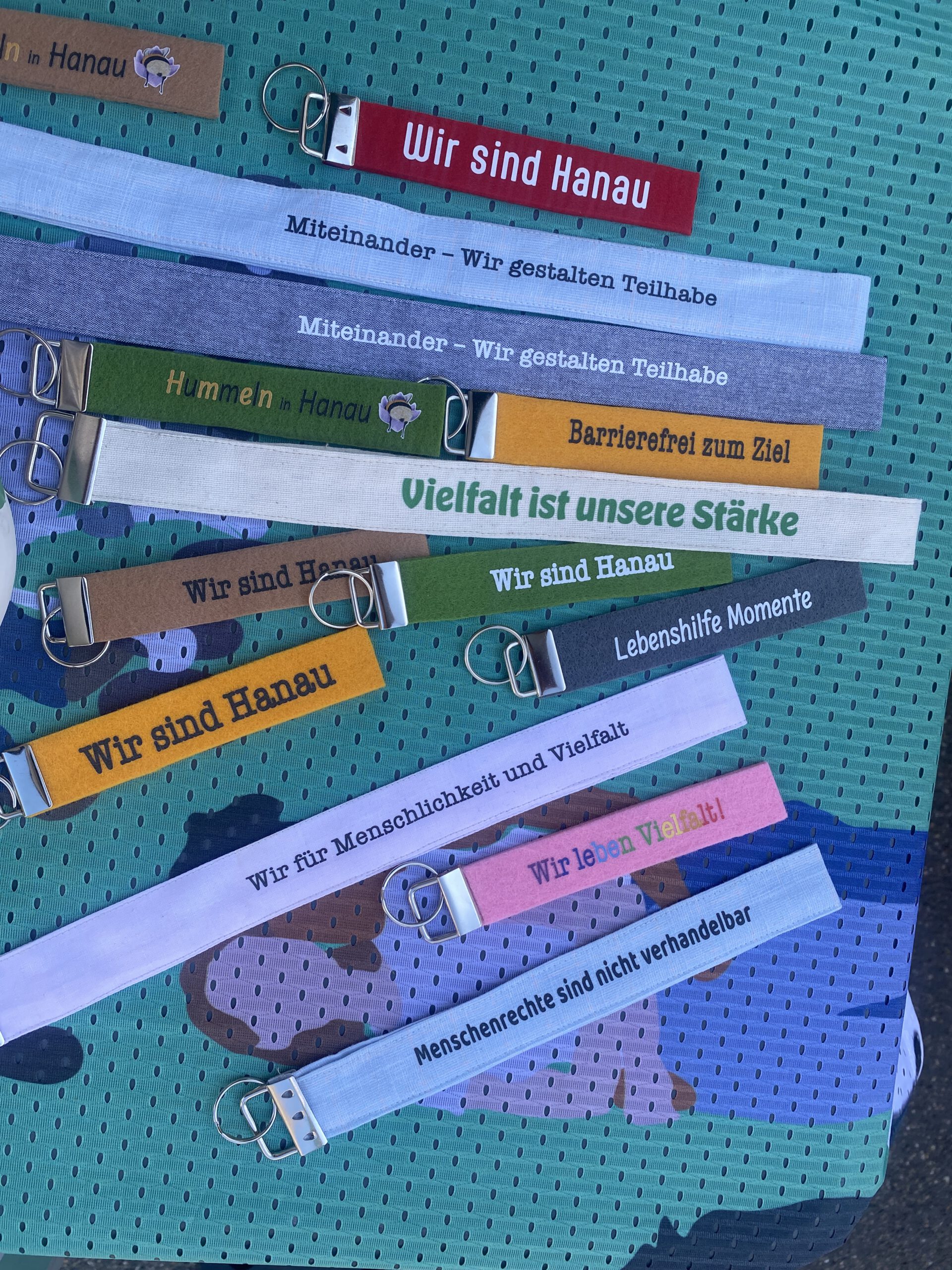 Viele Armbänder mit Sprüchen