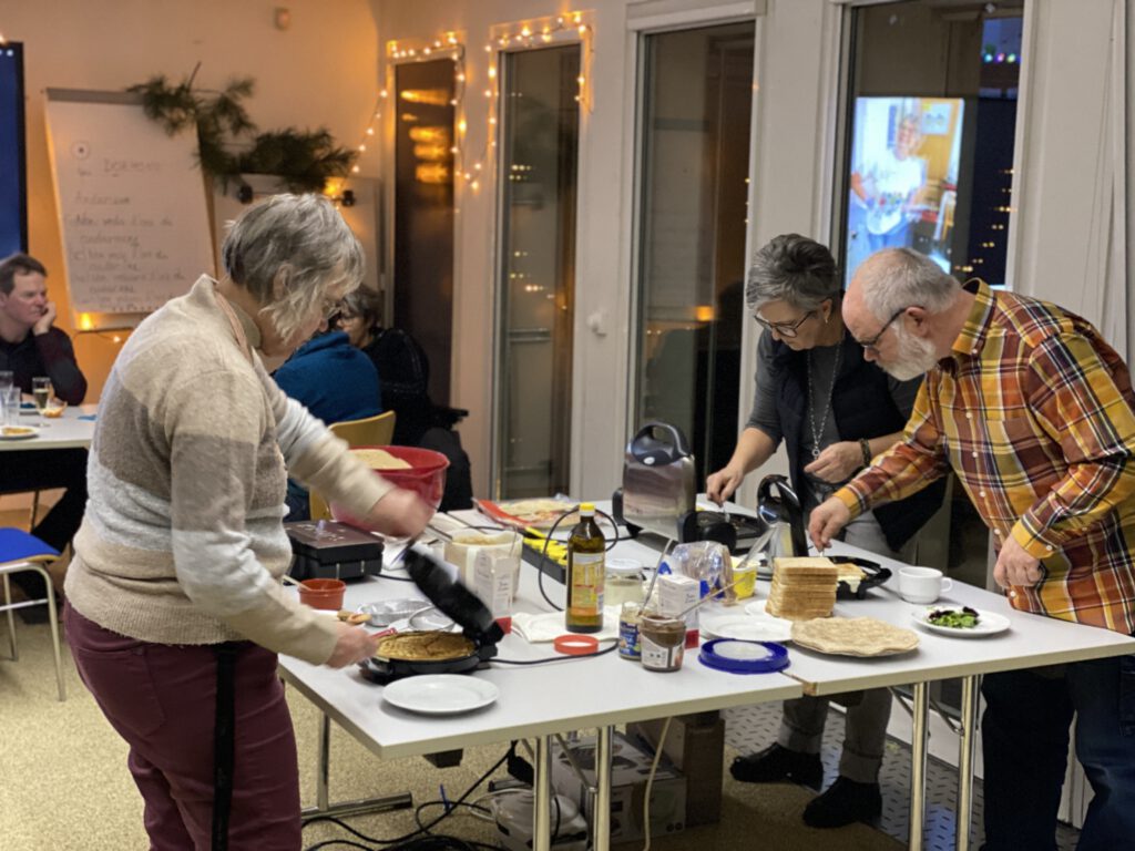 Auf einem Tisch stehen Waffeleisen und andere Speisen