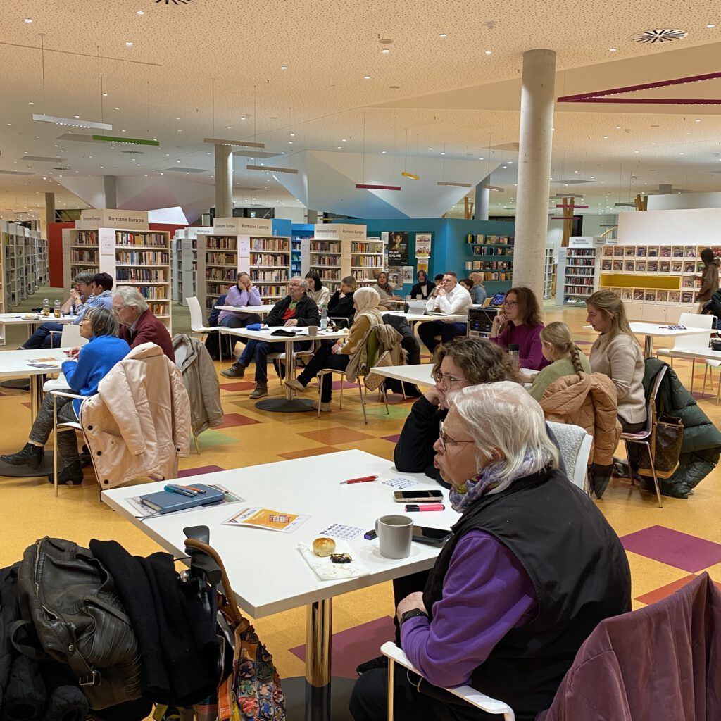 Das Bild zeigt den Bereich des Lesecafés im Kulturforum. Fast jeder Platz ist besetzt.