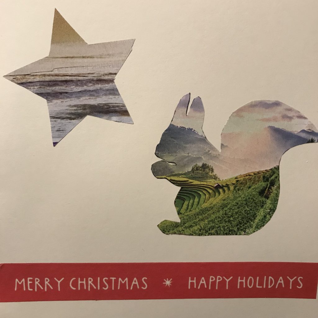 Auf einer weißen Postkarte ist ein Stern und ein Eichhörnchen geklebt.