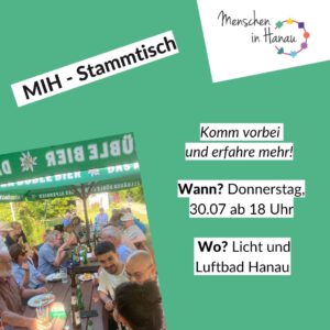 Viele Menschen sitzen zusammen um eine Bierzeltgarnitur und auf grüner Schrift wird für den Stammtisch geworben.