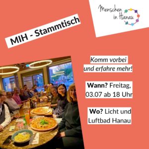 Auf orangenem Hintergrund "MIH-Stammtisch". VIele Leute sitzen in einer Pizzeria zusammen am Tisch