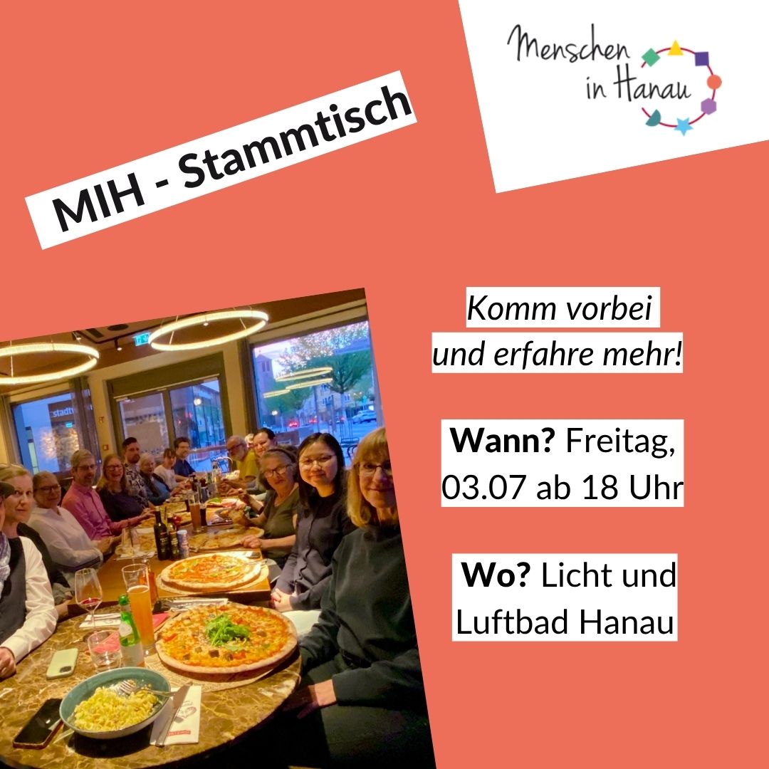 Viele Leute sitzen um einen Tisch und haben Pizzen vor sich.