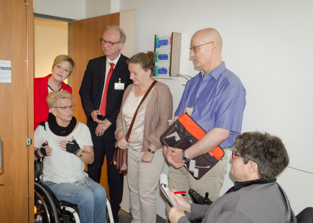 Das Bild zeigt das Checker-Team in einem Raum des Krankenhauses.