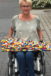 Rita mit gebauter Legorampe