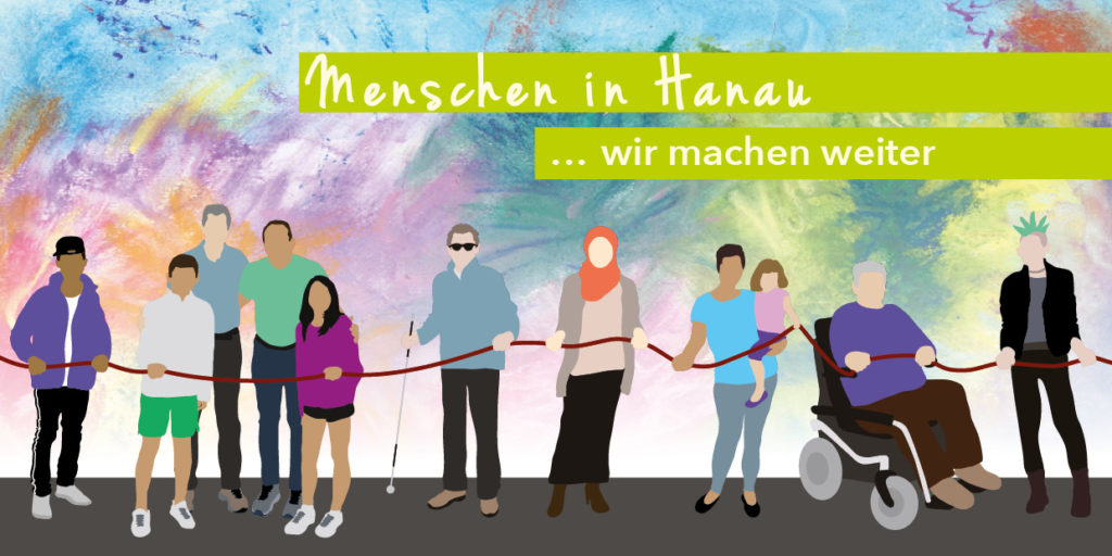 Das Bild zeigt die Figuren der Menschen in Hanau vor einem farbenfrohen Hintergrund mit der Aufschrift 'Menschen in Hanau - wir machen weiter'.