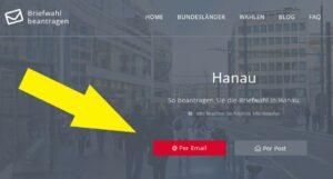 Ein screenshot der Internetseite der Stadt Hanau weist mit einem gelben Pfeil auf einen roten Kasten hin, hinter dem sich die Mailadresse zur Beantragung der Briefwahlunterlagen verbirgt.